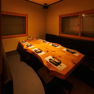 温かみのある和モダンな間接照明が照らす、扉付き完全個室。4名様でもゆったり過ごせる落ち着いた空間は、普段の飲み会や女子会、特別な日のディナーにぴったり。プライベートな空間で会話も弾みます。
