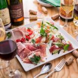 享受来自世界各地的特色新鲜意大利面和葡萄酒的耐嚼质地