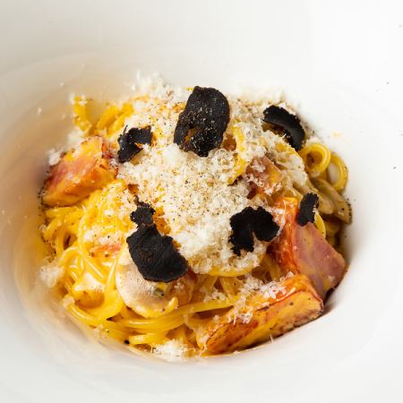 Carbonara with thick-sliced bacon and truffles