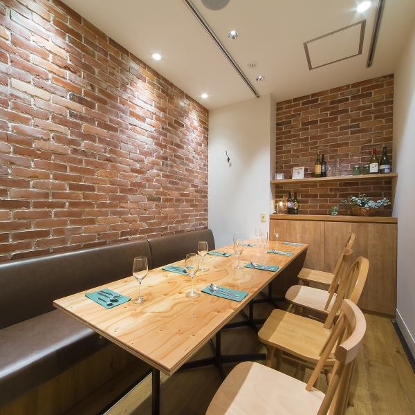 【Completely Private Room: 5 ~ 8 Persons】 Private Room with Door is Super Private Space ★ It is a space that you can use for light hosting and family meals as well as celebrations for birthdays and anniversaries.