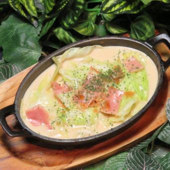 Garlic-scented cabbage and bacon cream stew