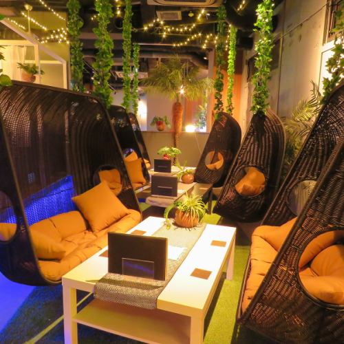 ★[Japan's first swing seat equipped] Inside the store where the outside breeze comes in★