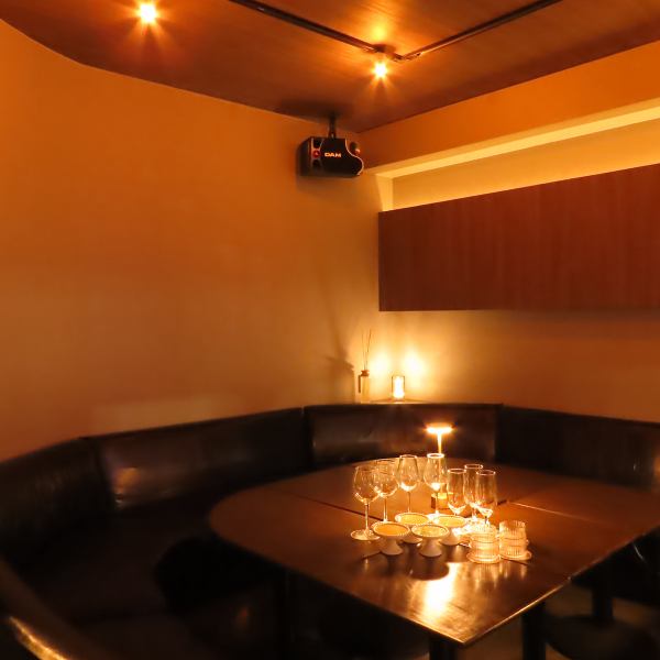 広々とした空間にソファ席を配置し、ゆったりと過ごせる雰囲気が漂います。フードメニューやドリンクメニュー、飲み放題も充実しており、カラオケ設備も完備。宴会やパーティー、二次会にもピッタリです◎心地よいソファに身を委ね、豊富なドリンクやフードメニュー、楽しい音楽と共に、心に残るひとときをお過ごし下さい！