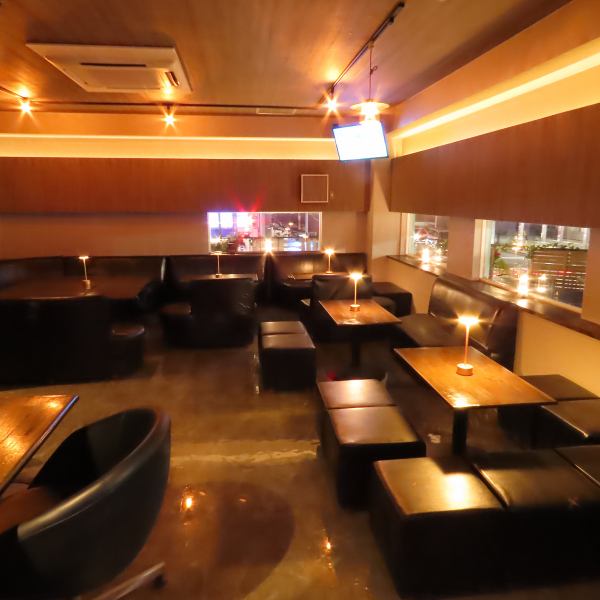 全席ソファ席が特徴の店内では、2名様掛け～10名様掛けのテーブル席があり、テーブルを結合することで大人数にも対応可能です◎ゆったりとしたソファに身を沈めると、まるで自宅にいるかのようなリラックス感が広がります。ご友人と会話を楽しみ、盛り上がって思い出に残るひとときを心ゆくまでお過ごし下さい！