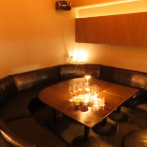 【テーブル席 5名様～6名様がけ×1卓】5名様から6名様がけのテーブル席は、仲間と楽しい時間を過ごすのに最適なスペースです。カラオケ設備も整っており、種類豊富なドリンクメニューや軽食、おつまみと一緒にお楽しみいただけます！テーブルは結合可能で大人数での利用もお気軽にご相談ください！ご予約お待ちしております