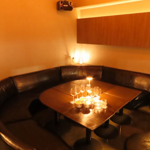 【テーブル席 5名様～6名様がけ×1卓】5名様から6名様がけのテーブル席は、仲間と楽しい時間を過ごすのに最適なスペースです。カラオケ設備も整っており、種類豊富なドリンクメニューや軽食、おつまみと一緒にお楽しみいただけます！テーブルは結合可能で大人数での利用もお気軽にご相談ください！ご予約お待ちしております