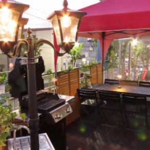 【テラス席 3名様がけ×1卓】3名様がけのテラス席は、心地よい風を感じながら過ごせる人気のお席です。飲み放題プランをご利用いただけるので、豊富なドリンクメニューからお好きな一杯を楽しむことができます♪軽食やおつまみも豊富に揃っており、ご友人との楽しい会話が弾むこと間違いなし！