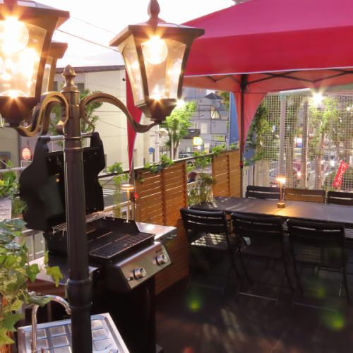 【テラス席 3名様がけ×1卓】3名様がけのテラス席は、心地よい風を感じながら過ごせる人気のお席です。飲み放題プランをご利用いただけるので、豊富なドリンクメニューからお好きな一杯を楽しむことができます♪軽食やおつまみも豊富に揃っており、ご友人との楽しい会話が弾むこと間違いなし！
