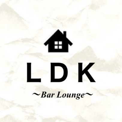 【草薙駅すぐ】最大50名様迄の貸切OK！木の温もりを感じる開放的なお洒落空間は、結婚式の二次会や会社宴会に最適です。大型プロジェクターや音響設備も完備し、主役を輝かせる演出を徹底サポート。地産地消の創作料理と多彩なドリンクを囲み、大切な仲間と心ゆくまでアットホームな宴を。