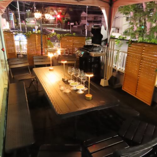 外の風が心地よいテラス席で優雅な時間をお過ごし下さい