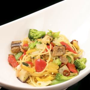 蒜辣椒配大量蔬菜