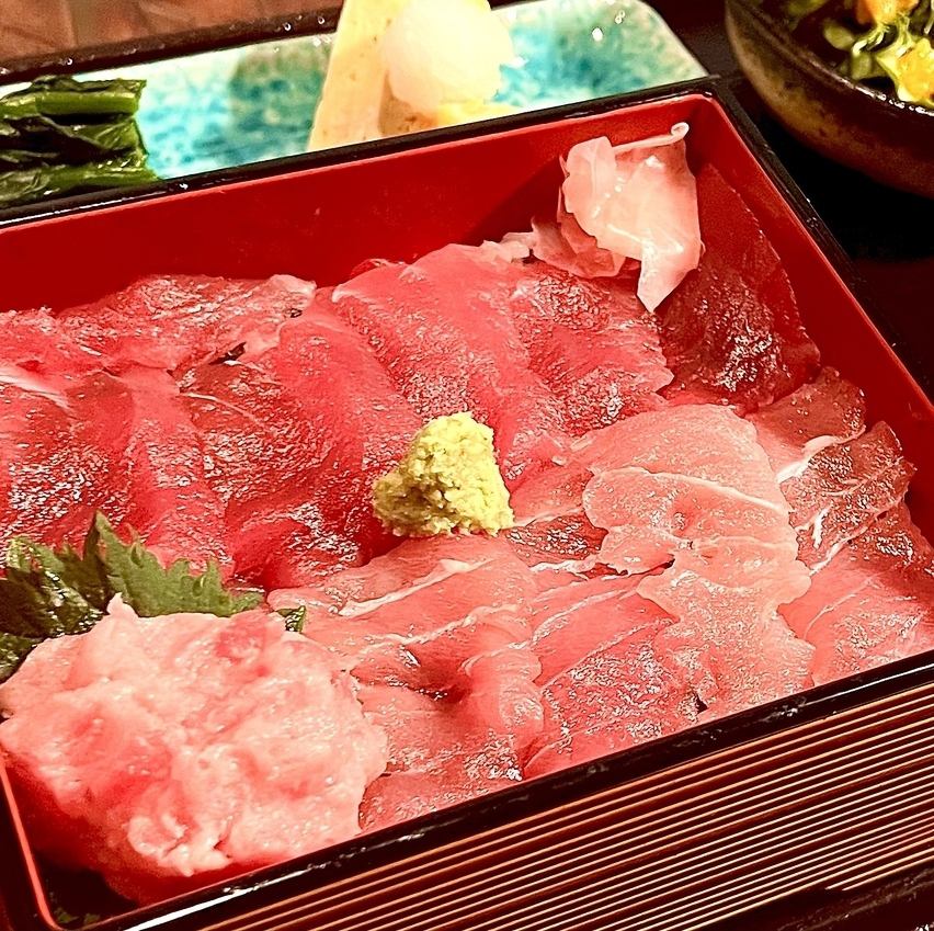 三崎港直送のマグロの赤身と中トロ、ネギトロをたっぷりのせたやまやでしか味わえないお重です！
