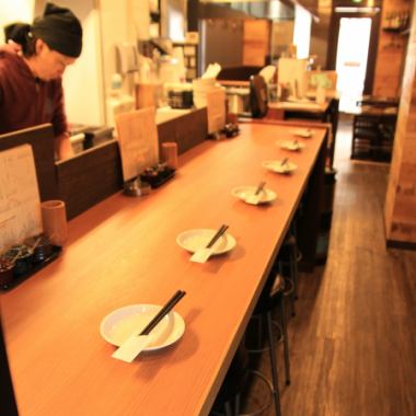 【Counter seating if it is yakitori ♪】 There are 8 seats available for counter seat.Seats in front of the grill are plentiful and there is plenty of presence, the counter in front of the kitchen gets a conversation with the clerk ☆ There is no doubt that you can enjoy yourself alone ♪ Of course, even a couple OK! 6 people There are seats for two people and seats for two people.Feel free to help yourself!