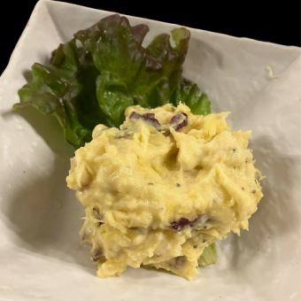 さつま芋のいぶりがっこ入りポテサラ