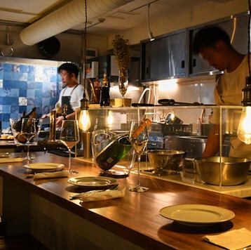 【最大30名様までの宴会可】ピザ窯の炎を見ながらしっぽりとお食事やお酒を楽しみませんか?照明は暗めでデートにもおすすめです。デザートプレートは記念日や誕生日のお祝いにもおすすめです。