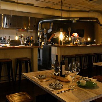 【大人数対応で貸切OK】貸切利用も可能で、大人数での宴会にも対応。最大50名までのご利用が可能ですので、特別なイベントにもぴったりです!白を基調とした落ち着いた空間でごゆっくりどうぞ。