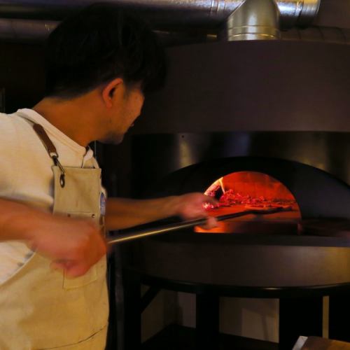 薪窯のピザ！外はサクッと中はもち◎まるで飲めるピザ。