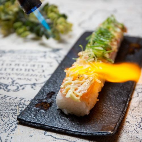 Long seared salmon cheese sushi