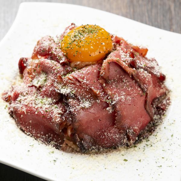 Popular menu! [Meat Bonara] Dreamy collaboration of rich carbonara with rich yolk and cheese sauce and roast beef