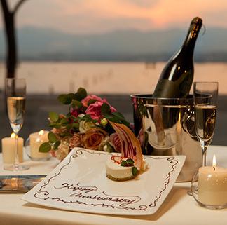 夕日の落ちるロマンチックな雰囲気の中、大切な方と大事な記念日をお過ごしいただけることでしょう。開放的かつゆったりとしたお席は居心地も良好。時間を忘れてのんびりとお食事をお楽しみいただけます。大人のデートに最適。