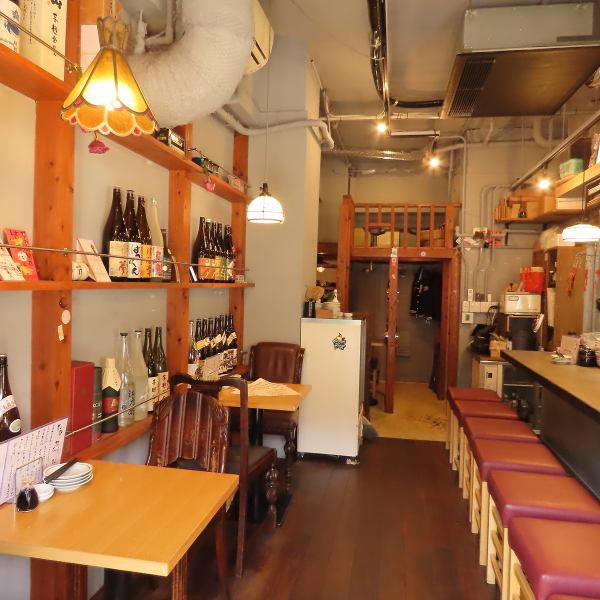 宴会にも対応できる広々とした空間が自慢の当店は、テーブル席をバランスよく配置し、仲間との集まりに最適な雰囲気を演出◎木の温もりが心地よく、くつろぎながら食事を楽しめます。スタッフのサービスもきめ細かく、安心感ある時間を過ごせると評判です。会社の仲間や親しい友人と、肩肘張らずに盛り上がれる宴会をぜひ！