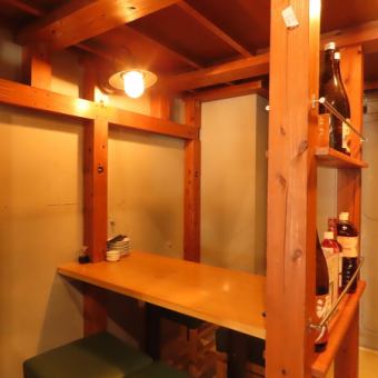 程よい距離感で過ごせるテーブル席は、気軽な食事や仕事帰りの一杯にもぴったり◎料理を囲みながらゆっくりとお酒を楽しめます。