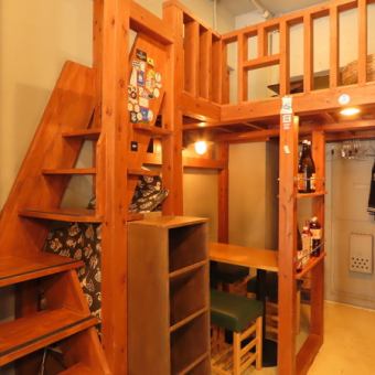 店内奥にはロフトタイプの座敷席をご用意。落ち着いた空間でゆっくりお食事やお酒を楽しめます。※階段が急なため、上り下りの際はご注意ください