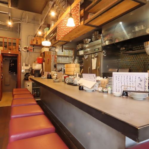 オープンキッチンで楽しむ温かな酒場