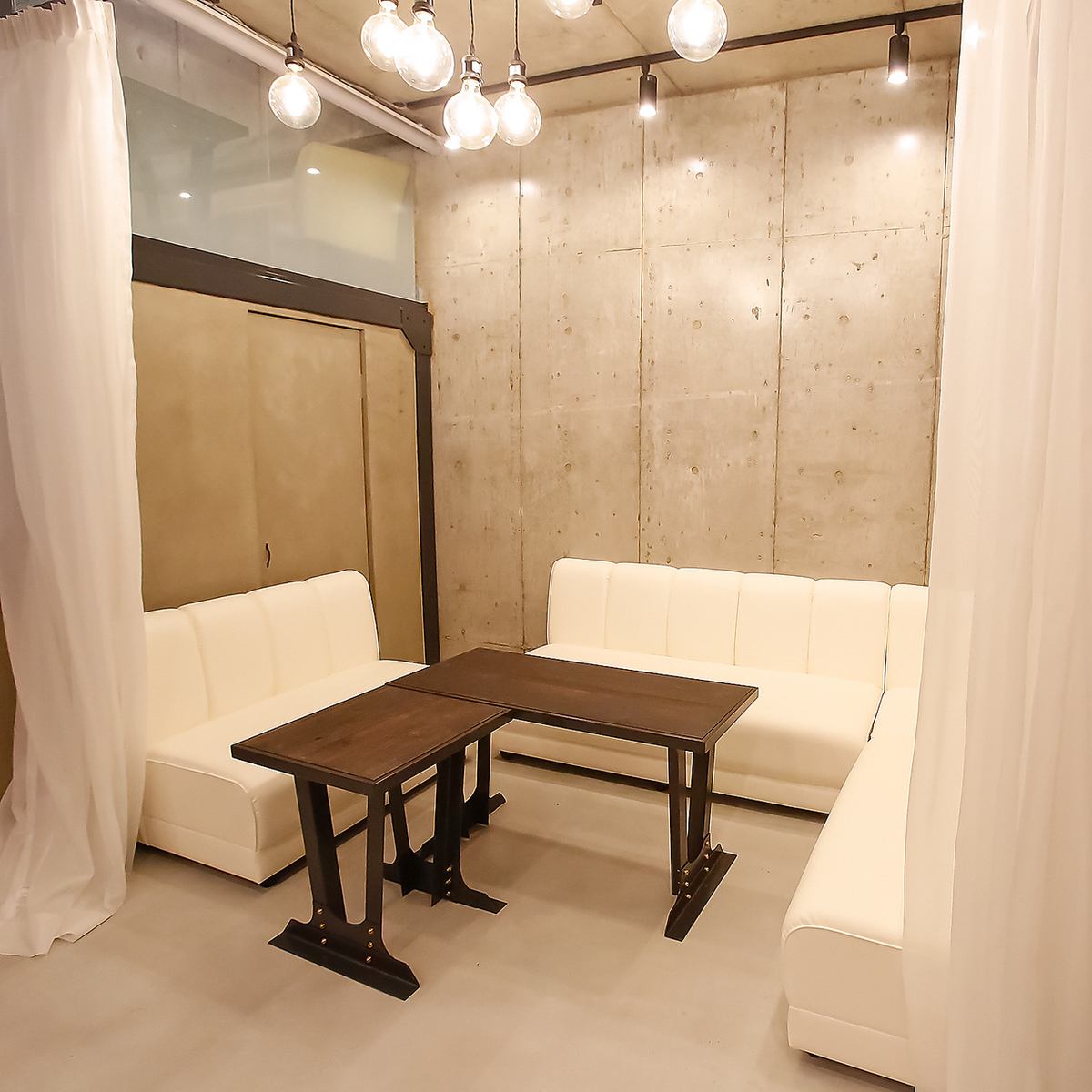 内装にこだわりを持った店内でごゆっくりお食事を…