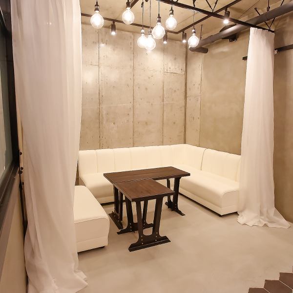 ≪記念日を祝う半個室席◆≫周りの目を気にせず、皆様でお食事をお楽しみいただける半個室席。特別な一日やお祝いでは大人気のお席となっております！人気のお席となりますので、ご予約必須となっております♪