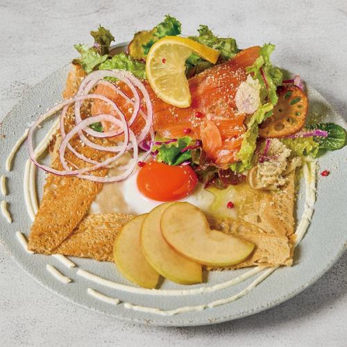 スモークサーモンときのこのコンフィのガレット