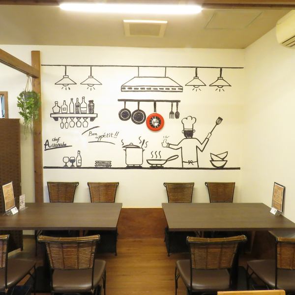 レストランアップルミントの店内は、親子で手作りしたDIY空間が広がります。壁には手書きイラストが飾られ、ほっこりとした温かみを感じられる空間です。4名様向けのテーブル席は、ママ会や女子会、家族での集まり、もちろん宴会にも対応可能◎明るい色合いと柔らかい照明が、ゆったりとしたくつろぎの時間を演出します。