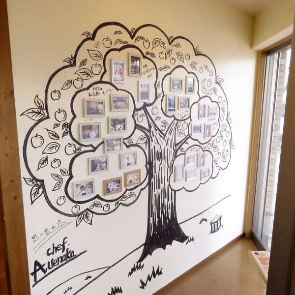 店内には、シェフ自ら描いた大きな木の絵に写真が飾られ、壁の向こうの厨房の雰囲気を描いた絵もあります。思わず眺めたくなるような温かみと楽しさがあふれる空間で、お食事の時間をより心地よいものに。訪れるだけでほっとできる雰囲気の中、こだわりのお食事を味わいながら、思い出に残るひとときをお過ごしください☆