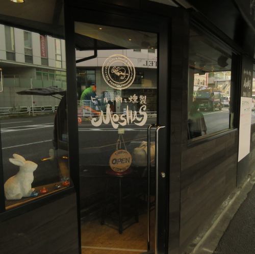 <p>A 2-minute walk from Kami-Ooka Station! The store faces the main street, so it&#39;s easy to access! The inside of the store has a stylish bar counter style and the brick walls give you a sense of calm! If you want to drink craft beer from all over Kami-Ooka, go to Moshas!</p>