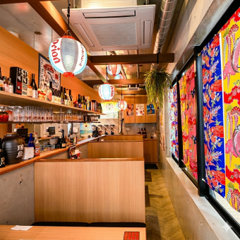 【沖縄観光の楽しい思い出に♪】1階には4名様掛けのテーブル席を3卓ご用意！ご家族やご友人同士でのお食事に最適です◎明るく賑やかな店内で、美味しい沖縄料理とオリジナルドリンクを存分にご堪能ください♪観光で歩き疲れたあとのディナーにもぴったりです！