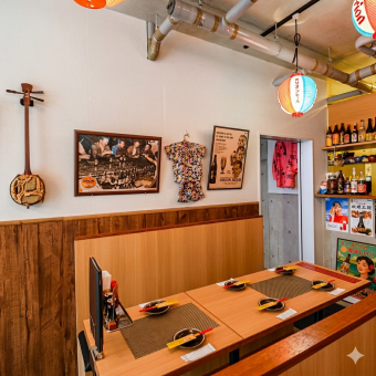 【落ち着いた2階フロア】階段を上がった2階は、1階とは違った落ち着いた雰囲気でお食事をお楽しみいただけます♪4名様掛けテーブル席を2卓ご用意しており、ご友人との飲み会や女子会におすすめ◎ゆったりと寛げる空間で、自慢の「沖縄そば」をご堪能ください。