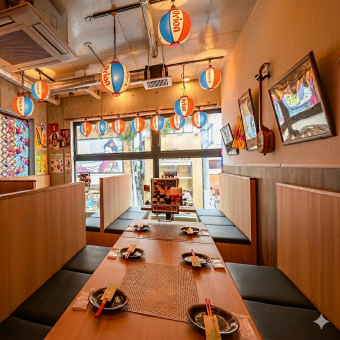 【中規模のご宴会にも♪】2階には広めの6名様掛けテーブル席を3卓ご用意！中規模の会社宴会や、ご家族でのお食事、各種打ち上げなど様々なシーンに対応可能です◎駅近で集合や解散にも大変便利で、幹事様も安心♪美味しいお料理とお酒を囲んで楽しい時間を！