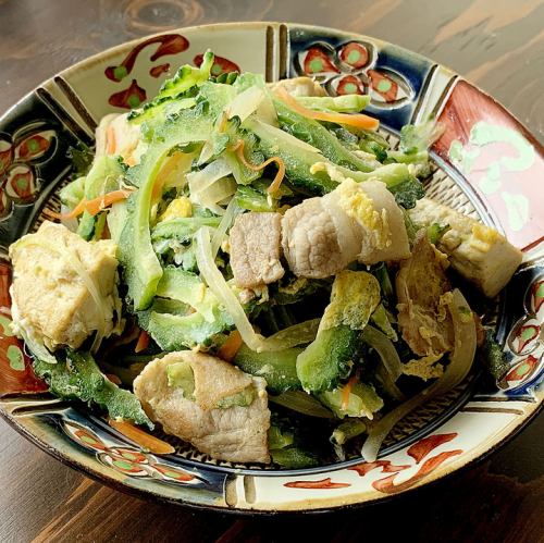 地元・沖縄にこだわった【郷土料理】の数々◎