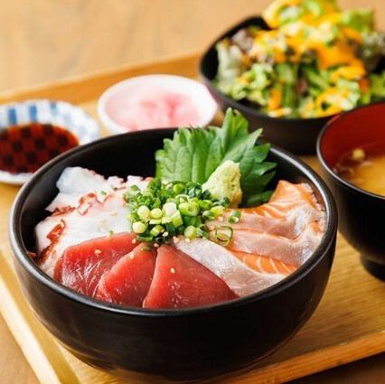 Seafood three-color rice bowl