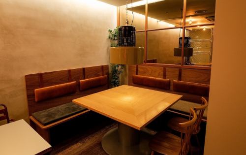Spacious table seats for 6 people!! Sofa seats where people with children can relax♪