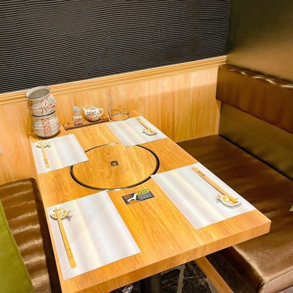 テーブル席は和の趣を大切にした落ち着きある空間で、ゆっくり会話を楽しみながらお食事いただけます。やわらかな照明と木のぬくもりに包まれ、喧騒を離れた穏やかな時間をお過ごしいただけるのが魅力。接待やデートにも利用しやすい、居心地のよいお席です。