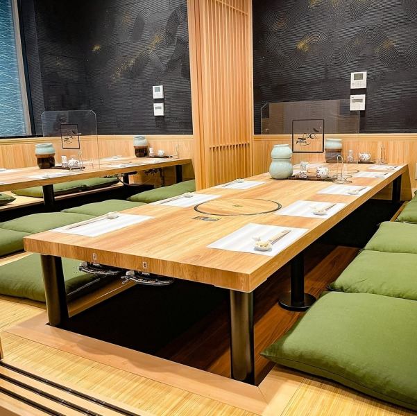 広々としたお座敷席は、ご家族でのお食事はもちろん、団体様での集まりや各種宴会にも便利にお使いいただける造りとなっております。足を伸ばしてくつろげる空間のため、小さなお子様連れでも安心。人数に応じたレイアウトも可能で、幅広いシーンに対応できる万能なお席です。