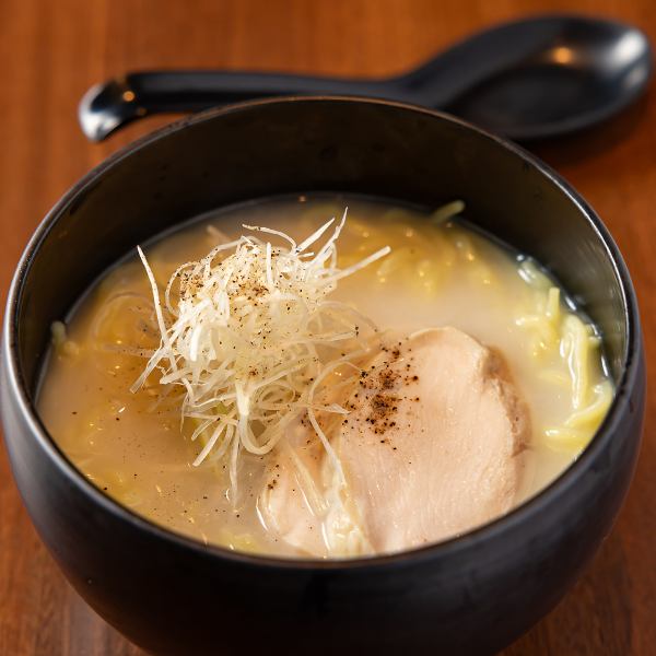 【定番の締めの逸品】程よく余韻を楽しめる絶妙なボリューム感◆ミニ鶏だしラーメン780円(税込)
