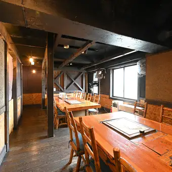 店舗奥にご用意した、グループの皆様で囲めるお席。人数に合わせて柔軟にご案内いたします。