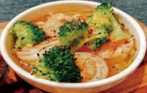 Ajillo with plump shrimp and broccoli