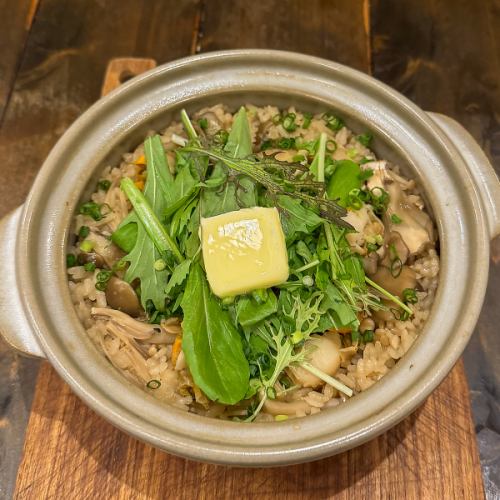 三種のキノコとホタテの出汁バター土鍋ご飯