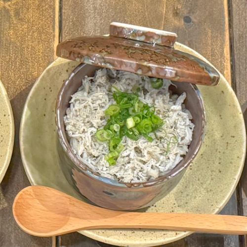 ミニ釜揚げしらす丼