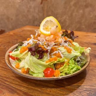 プリップリの海老とシラスと自家製にんじんドレッシングサラダ