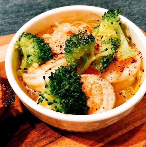 エビとブロッコリーのアヒージョ