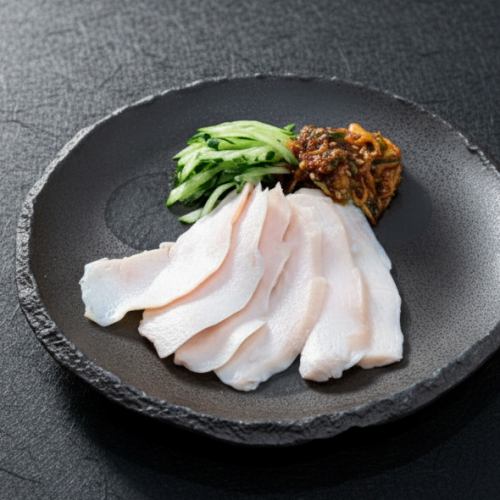 清蒸鸡肉黄瓜配辣葱和酱油